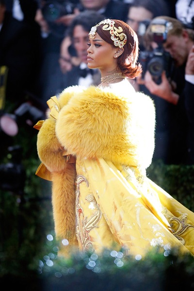 Rihanna mặc váy “siêu dài” dự sự kiện - 9 VN