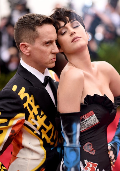 Katy Perry và Sarah Jessica Parker khác lạ trên thảm đỏ - 11 VN