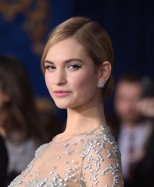 Những kiểu tóc đầy quyến rũ của “sao” - 6 Lily James