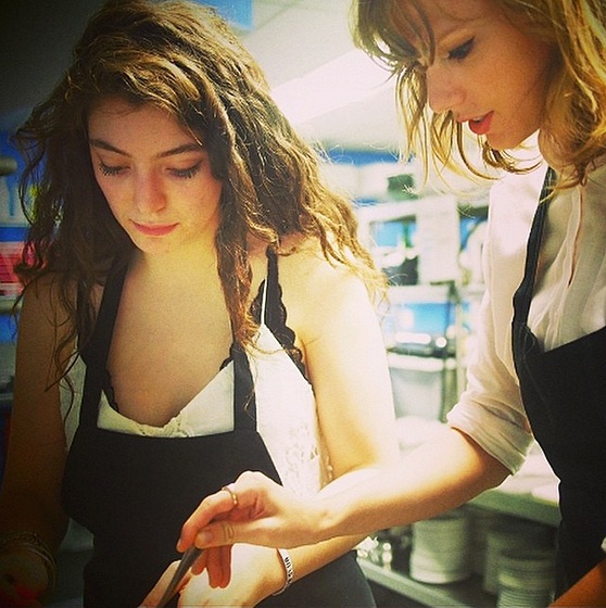 Các “sao” Hollywood mê nấu bếp - 6 Lorde and Taylor Swift