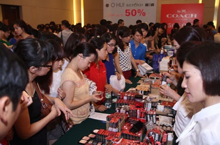 “Bão xuân hè” sẽ xoa dịu nắng nóng Hà Nội - 2 VStyle’s Private Sale tại Hà Nội thu hút gần 40.000
lượt mua sắm