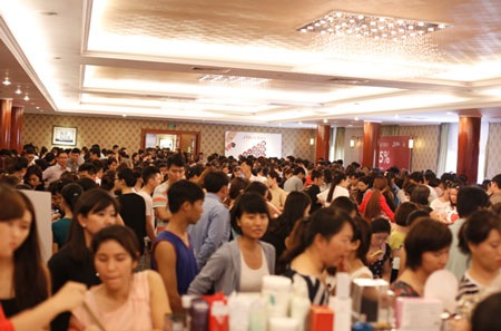 “Bão xuân hè” sẽ xoa dịu nắng nóng Hà Nội - 3 VStyle’s Private Sale tại Tp. HCM đã thu hút gần
20.000 lượt mua sắm