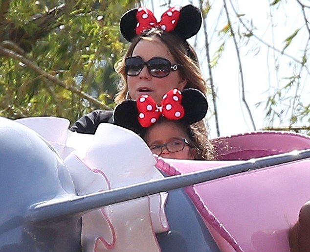 Mariah Carey nhí nhảnh đi chơi tại Disneyland - 2 Mariah Carey