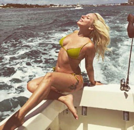 Lady Gaga diện đồ bơi mỏng manh lộ thân hình chảy sệ - 2 Lady Gaga diện đồ bơi mỏng manh lộ thân hình chảy sệ