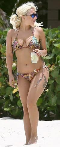 Lady Gaga diện đồ bơi mỏng manh lộ thân hình chảy sệ - 4 Lady Gaga diện đồ bơi mỏng manh lộ thân hình chảy sệ