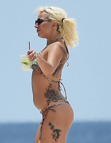 Lady Gaga diện đồ bơi mỏng manh lộ thân hình chảy sệ - 3 Lady Gaga diện đồ bơi mỏng manh lộ thân hình chảy sệ