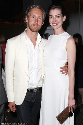 Anne Hathaway cùng chồng phơi bày “bộ mặt thật” của thời trang - 1 Anne Hathway cùng chồng tham dự lễ ra mắt The True Cost