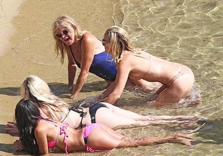 Mẹ con Kate Hudson đùa giỡn với sóng biển - 3 Mẹ con Kate Hudson đùa giỡn với sóng biển