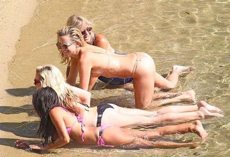 Mẹ con Kate Hudson đùa giỡn với sóng biển - 4 Mẹ con Kate Hudson đùa giỡn với sóng biển