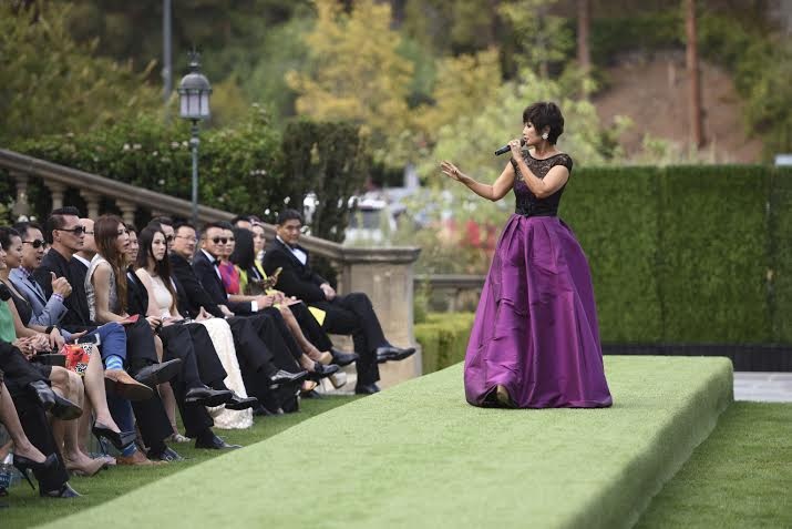 Nữ ca sỹ U60 tự tin sải bước trên sàn catwalk trong chiếc váy tím lộng lẫy