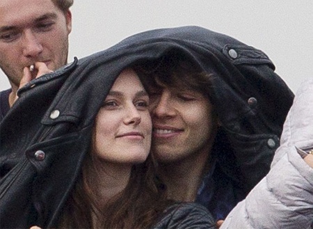 Khoảnh khắc hạnh phúc của vợ chồng Keira Knightley - 2 VN