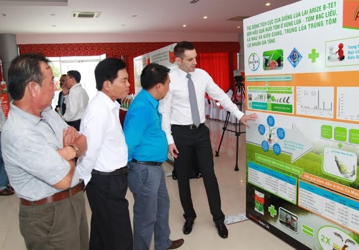 Lúa lai Arize B-TE1 thích hợp với vùng nuôi tôm ở ĐBSCL - 2 Ông Torsten Velden, Giám đốc nhánh Nông Nghiệp Bayer Việt Nam giới thiệu mô hình luân canh Tôm-Lúa