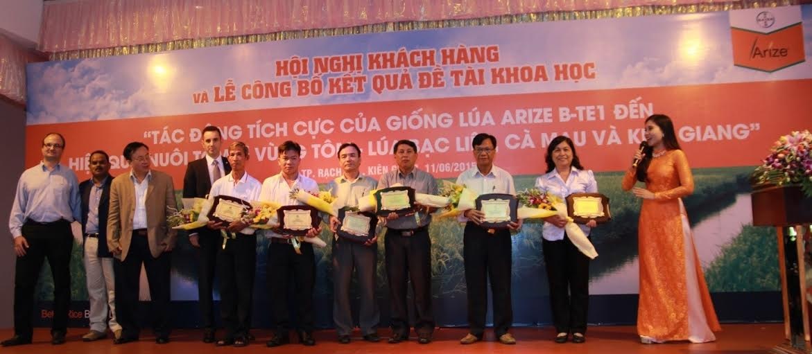 Lúa lai Arize B-TE1 thích hợp với vùng nuôi tôm ở ĐBSCL - 3 Đại diện Bayer Việt Nam cùng các đối tác tại lễ công bố kết quả đề tài