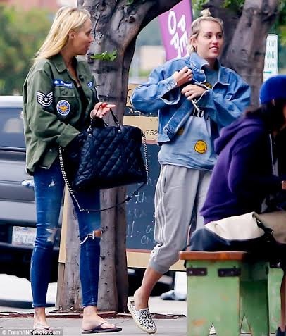 Mẹ Miley Cyrus đã chấp nhận giới tính thật của cô như thế nào? - 1 Miley và mẹ - cũng là người bạn của cô