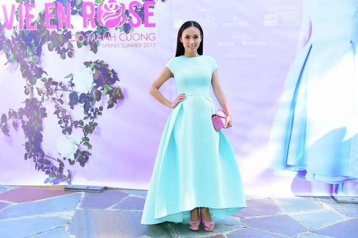 Huyền Ny thanh lịch trong chiếc váy xanh - 1 MC Huyền Ny dự show diễn ngày 14/6 của NTK Đỗ Mạnh Cường tại Mỹ