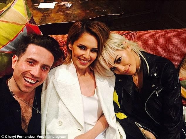 Rita Ora bị chỉ trích vì “đội tiền lên đầu” - 4 Rita Ora cùng các đồng nghiệp trên ghế nóng X Factor 2015.
