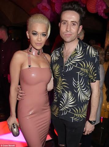 Rita Ora bị chỉ trích vì “đội tiền lên đầu” - 2 Rita Ora cùng các đồng nghiệp trên ghế nóng X Factor 2015.