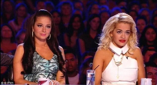 Rita Ora bị chỉ trích vì “đội tiền lên đầu” - 3 Rita Ora cùng các đồng nghiệp trên ghế nóng X Factor 2015.