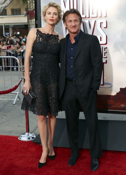 Những “cặp đũa lệch” ở Hollywood - 2 Charlize Theron and Sean Penn. Charlize is 38 while Sean is 53. Age Gap: 15 years.