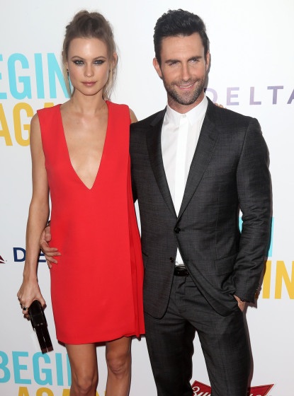 Những “cặp đũa lệch” ở Hollywood - 3 Behati Prinsloo and Adam Levine. Behati is 25 while Adam is 35. Age Gap: 10 years.
