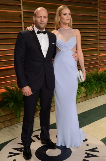 Những “cặp đũa lệch” ở Hollywood - 8 Jason Statham and Rosie Huntington-Whiteley. Jason is 47 and Rosie is 27. Age Gap: 20 years.