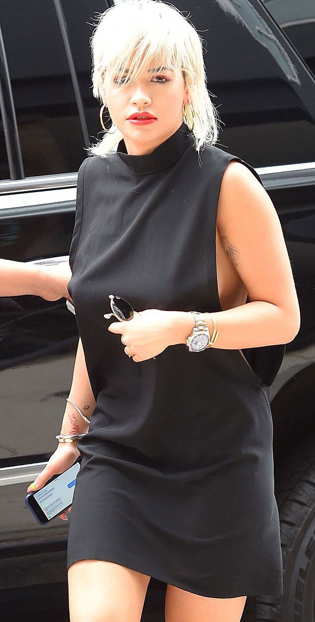 Ca sỹ 9X “thả rông” vòng một ra phố - 1 Rita Ora