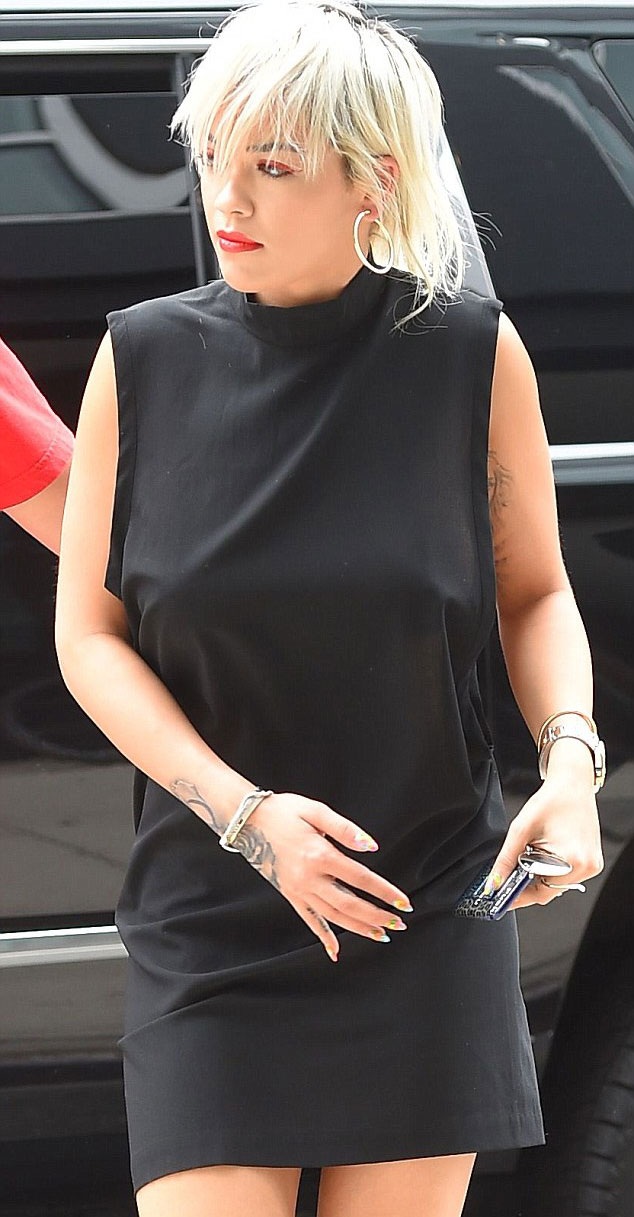 Ca sỹ 9X “thả rông” vòng một ra phố - 7 Rita Ora