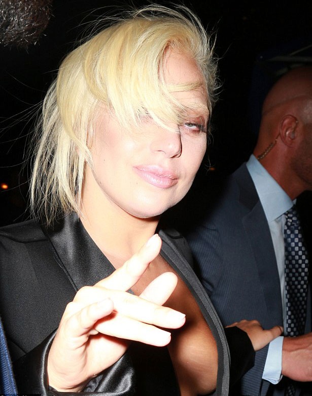 Lady Gaga “xộc xệch” ra phố - 1 Lady Gaga lại gây sốc khi dạo phố