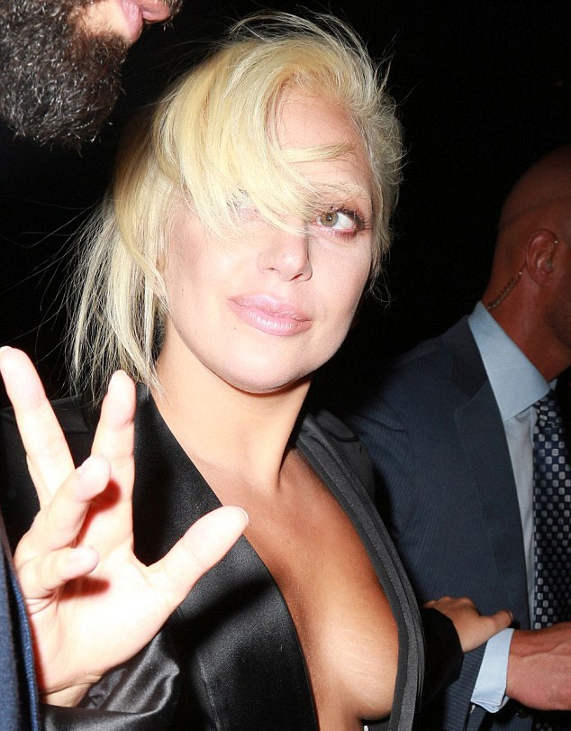 Lady Gaga “xộc xệch” ra phố - 3 Lady Gaga lại gây sốc khi dạo phố