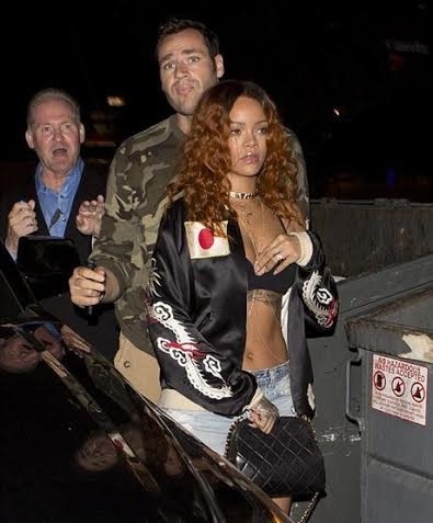 Rihanna gây choáng khi mặc nội y dạo phố - 2 Người đẹp là tâm điểm của mọi ánh nhìn