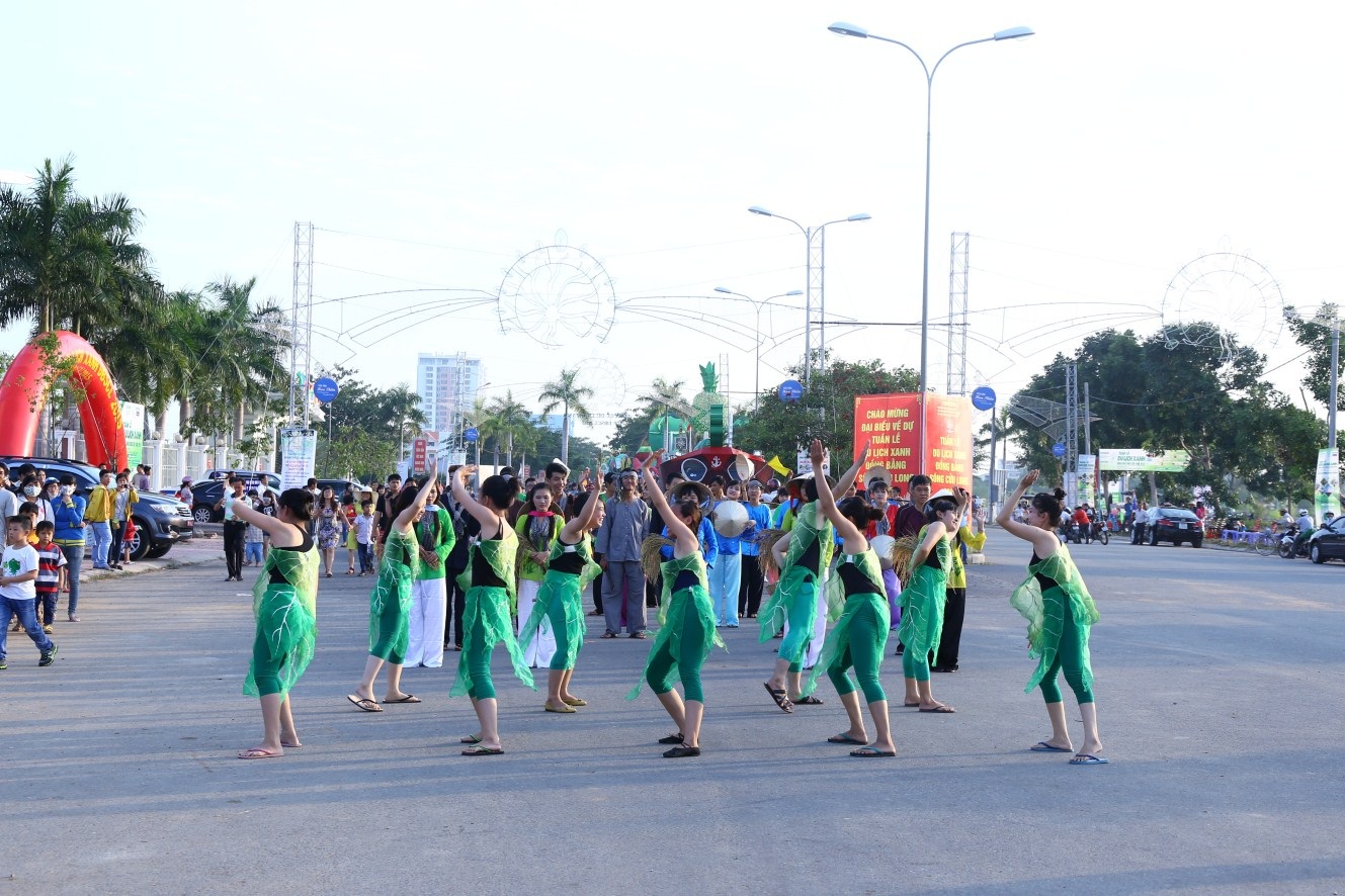 Rộn rã lễ hội đường phố tại Cần Thơ - 1 Lễ hội đường phố tái hiện cuộc sống của người dân miền Tây