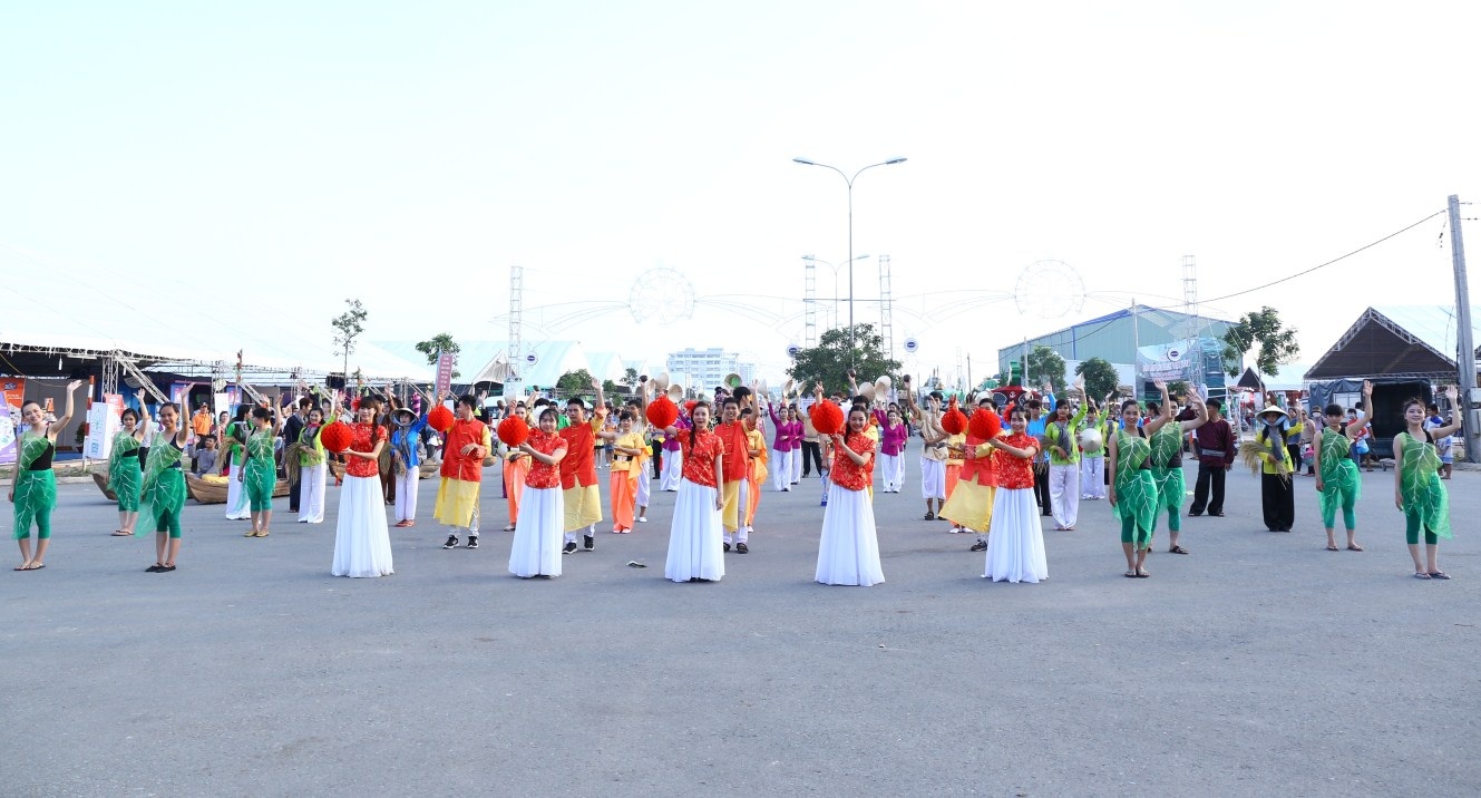 Rộn rã lễ hội đường phố tại Cần Thơ - 2 ..và nêu cao tinh thần đoàn kết các anh em dân tộc cư trú trên mảnh đất vùng Cửu Long giang