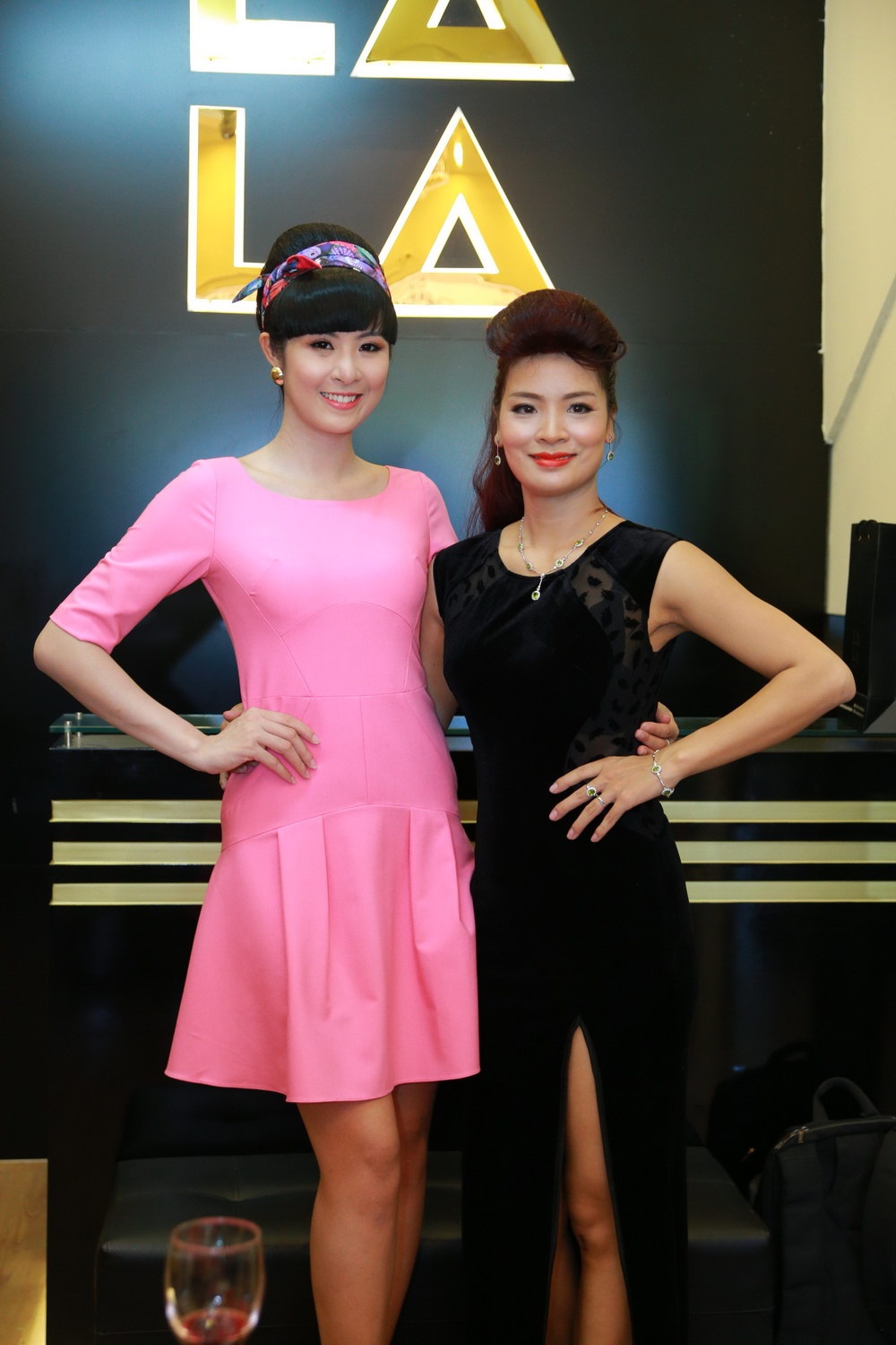 Ngọc Hân bên nhà thiết kế Lan Anh