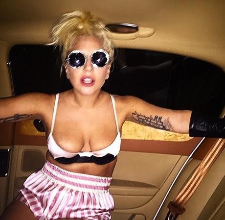 Lady Gaga gây bão Instagram với những hình ảnh mát mẻ - 1 Ngôi sao “gây bão” với bức ảnh ngay trong ghế sau xe ô tô