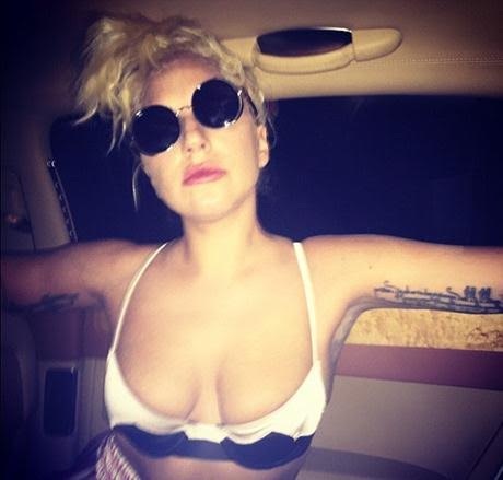 Lady Gaga gây bão Instagram với những hình ảnh mát mẻ - 2 Ngôi sao thực sự thiêu đốt mắt người xem