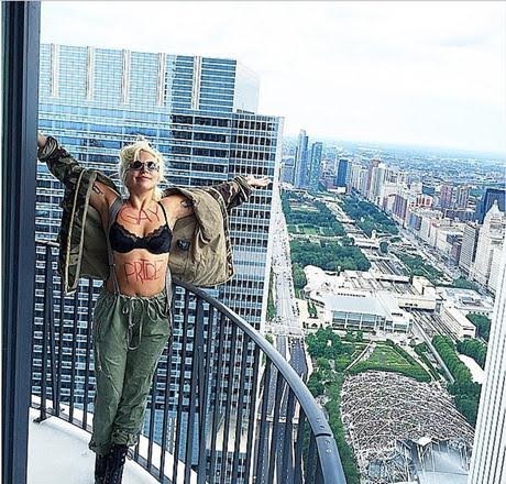 Lady Gaga gây bão Instagram với những hình ảnh mát mẻ - 3 Nữ ca sĩ đứng trên ban công với dòng chữ “Gay Pride” trên người