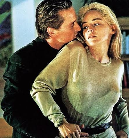 Michael Douglas và bạn diễn Sharon Stone thân mật trong một cảnh quay