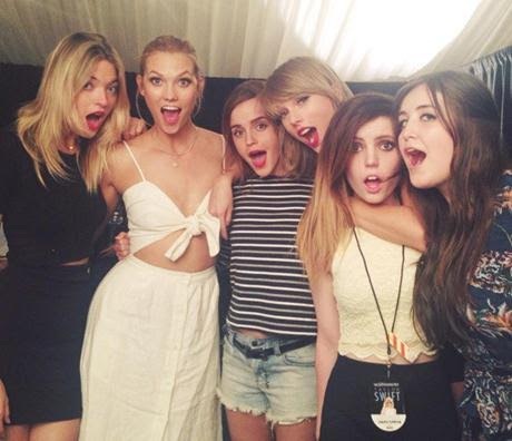 Taylor Swift hẹn hò đôi với bạn trai cũ - 4 Emma Watson cùng Taylor Swift trong buổi hòa nhạc ở London
