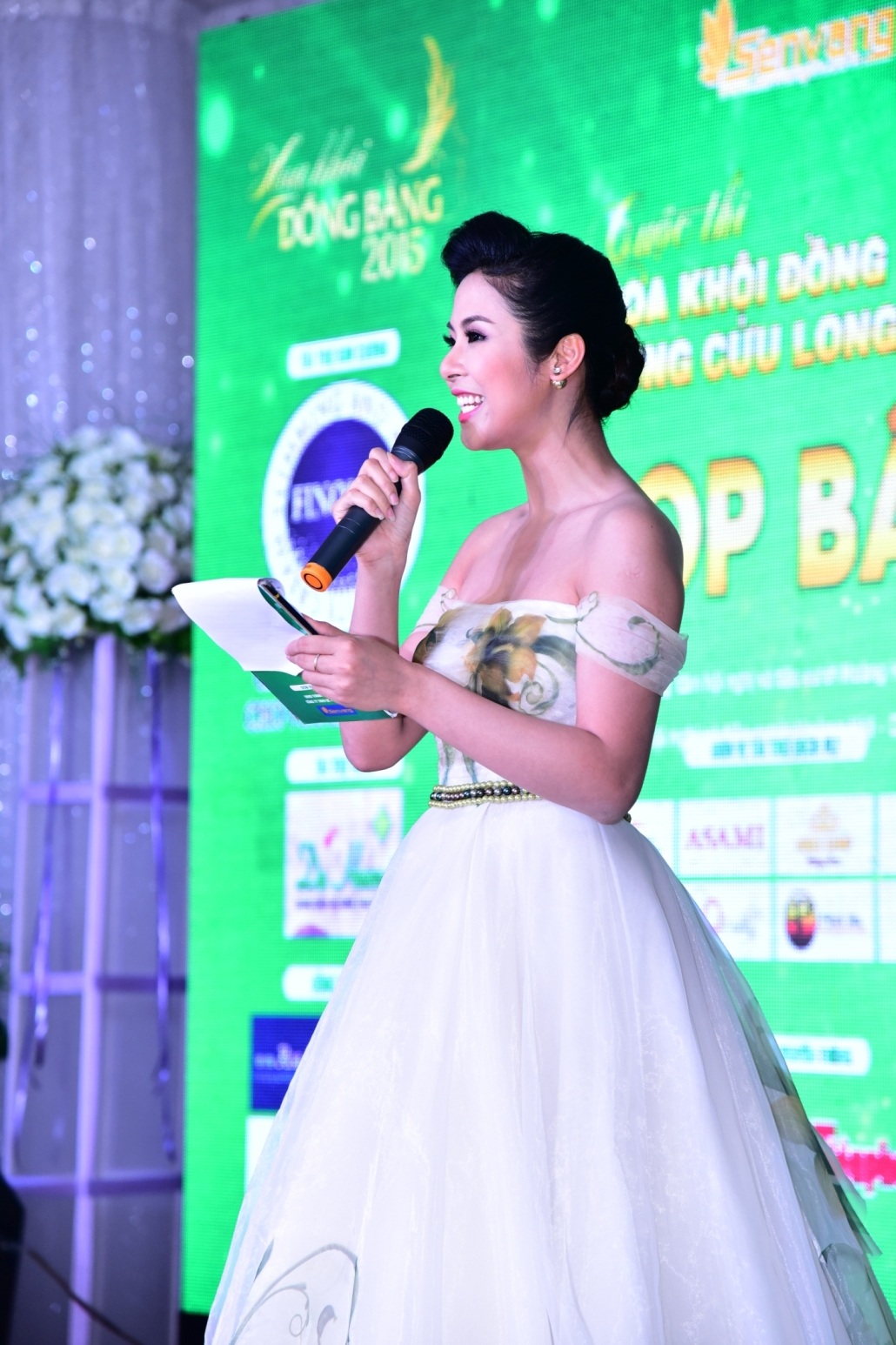 Hoa hậu Ngọc Hân trong vai trò MC của buổi họp báo