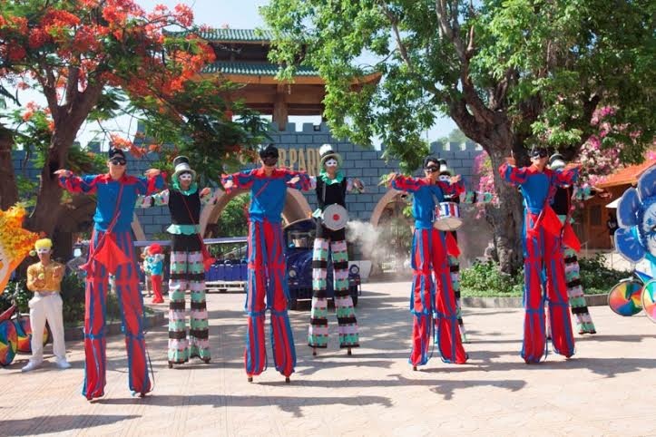 Rộn ràng Lễ hội Carnival tại Vinpearl Land Nha Trang - 1 Đoàn diễu hành bắt đầu từ cổng Công viên nước ngọt trên bãi biển duy nhất ở Việt Nam