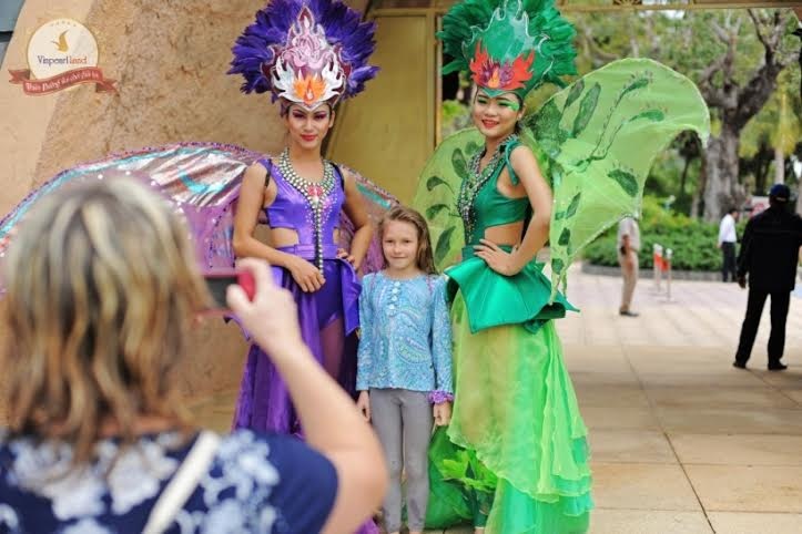 Rộn ràng Lễ hội Carnival tại Vinpearl Land Nha Trang - 3 Chụp ảnh với vũ công là một cách lưu giữ kỷ niệm và chia sẻ với bạn bè về kỳ nghỉ