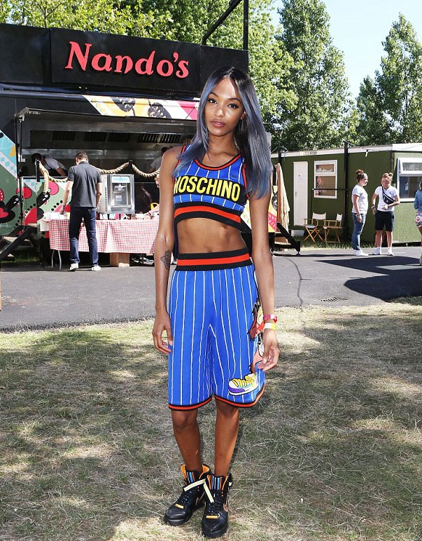 Nhảy quá sung, ca sỹ gợi cảm người Mỹ bị “lộ hàng” - 6 Nhảy quá sung, ca sỹ gợi cảm Mỹ bị lộ hàng