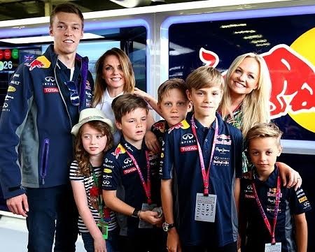 Hai quý tử nhà Beckham nổi bật khi đi xem đua xe - 1 Romeo, Cruz Beckham và hai cựu thành viên Spice Girls là khách mời đặc biệt