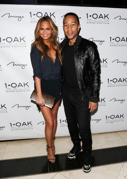 Sốc khi siêu mẫu đăng ảnh khỏa thân của chồng lên trang cá nhân - 7 VN