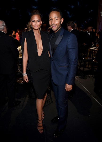 Sốc khi siêu mẫu đăng ảnh khỏa thân của chồng lên trang cá nhân - 8 VN