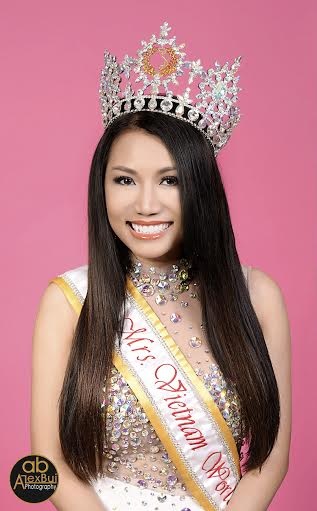 Hoa hậu Kelly Trang Trần: Muốn đẹp phải công phu, tỉ mỉ! - 5 Người đẹp luôn tự tay trang điểm để hình ảnh xuất hiện một cách tự tin và nổi bật