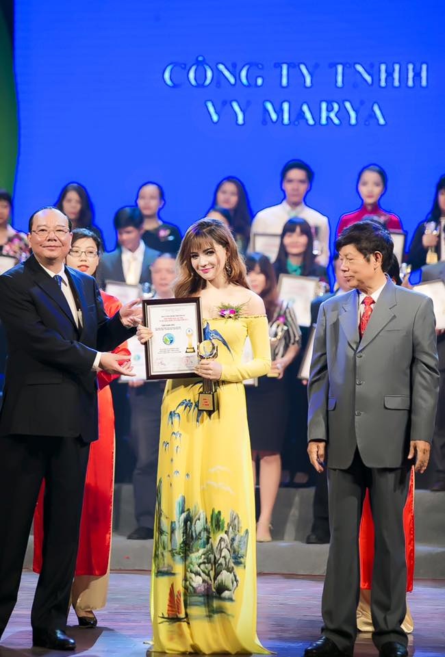 Hot girl Vy Marya ngày càng quyến rũ - 2 Vy Marya tham dự lễ trao giải