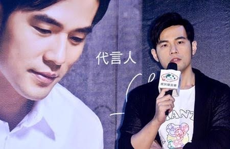Ông hoàng nhạc Pop châu Á “run” khi làm cha - 3 Jay chou trả lời phỏng vấn trong buổi từ thiện