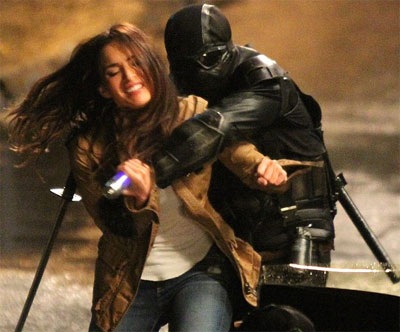 Megan Fox quá xinh khi diễn cảnh “đánh đấm” - 3 Những cảnh quay mới đây của người đẹp