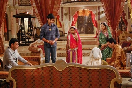 Lóa mắt vì ngôi nhà “dát vàng” trong Cô dâu 8 tuổi - 1 Lóa mắt vì ngôi nhà “dát vàng” trong Cô dâu 8 tuổi